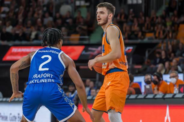 压赛事中与 压赛事中与